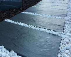 庭院铺青石和火烧石哪个好