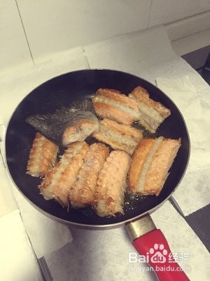 椒盐鱼骨的做法过程