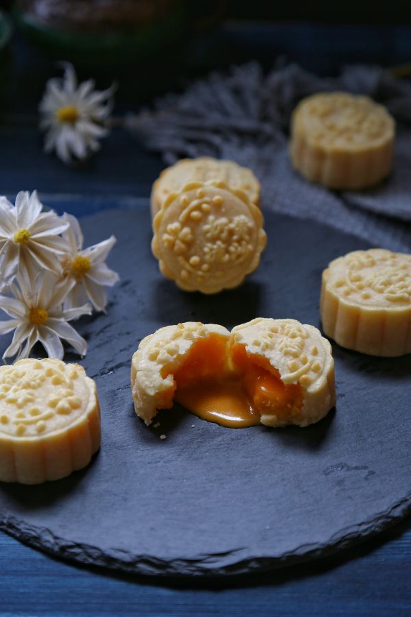 酥皮奶黄流沙月饼