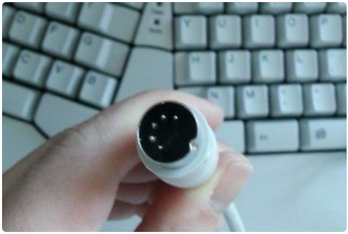 我们的键盘是圆插口的。为什么插到主机上却没有反应。能插进去的