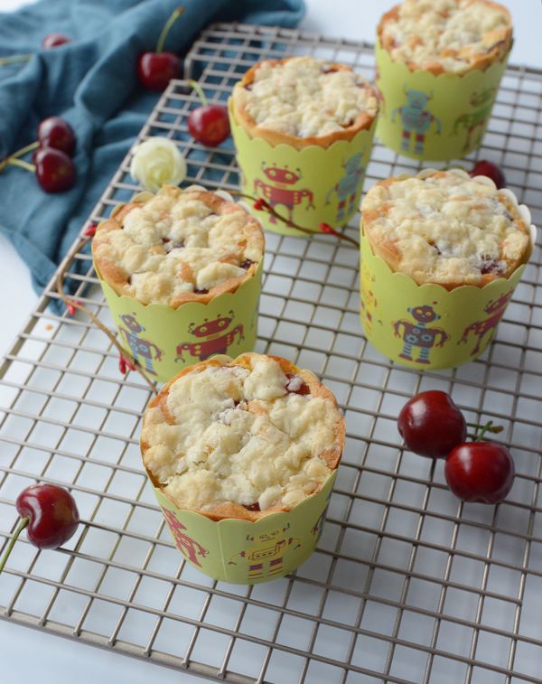 酥皮樱桃纸杯蛋糕