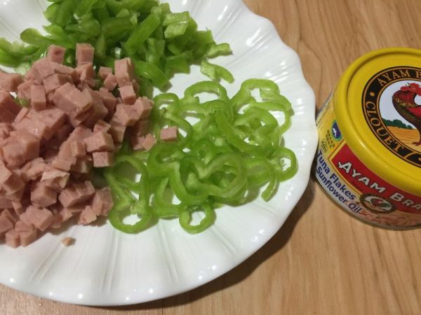 金枪鱼午餐肉披萨
