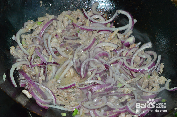 羊肉炒元葱的做法