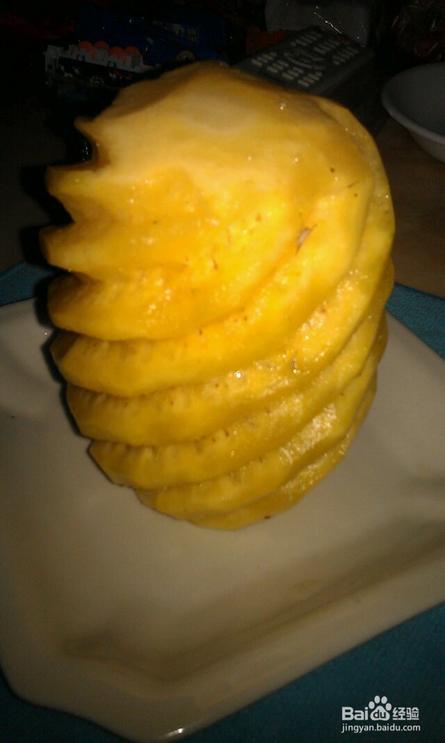 在家自制健康菠萝果汁给孩子喝