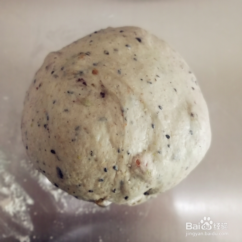 香气浓郁的黑麦红枣核桃黑芝麻软欧面包