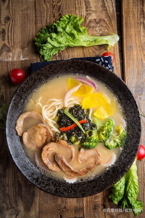 豚骨拉面的精髓也是在面汤,猪骨头经过大火炖煮,熬制浓白,配上调味