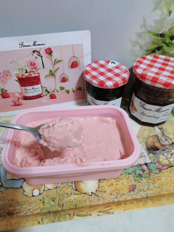 草莓酸奶冰淇淋