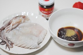 美食香烤鱿鱼金针卷卷的做法