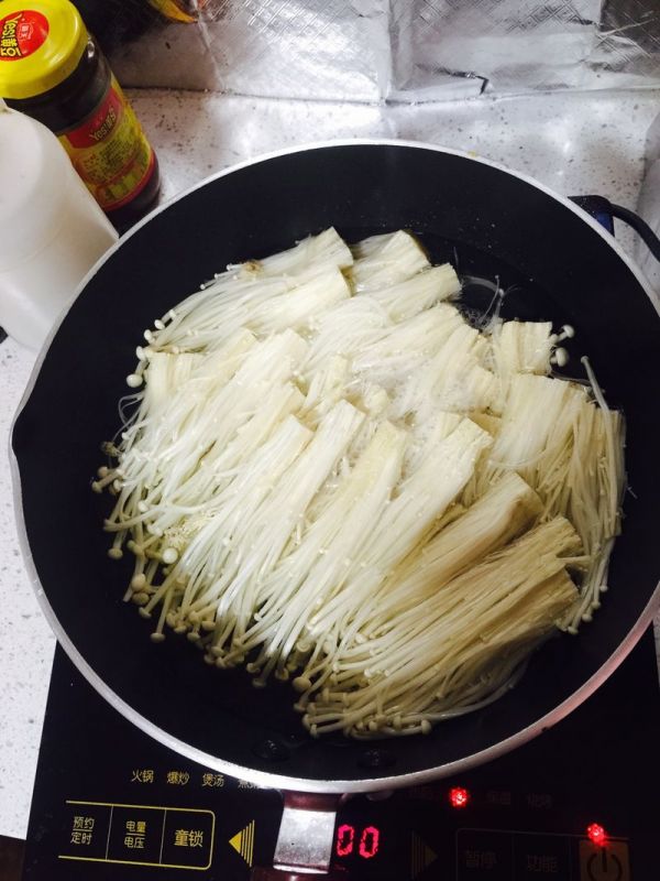 西红柿炒金针菇