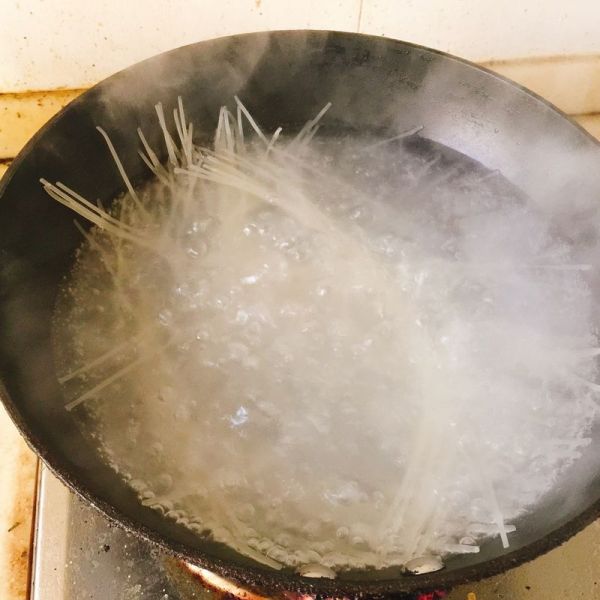 火腿鸡蛋炒米线