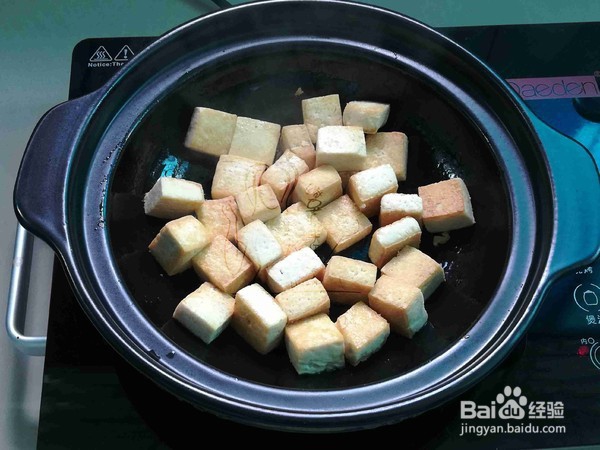 香菇豆腐焖鸡翅的做法