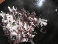 男人补肾食谱——鱿鱼炒韭菜的做法