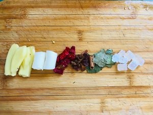 教你怎么做不加水的卤鸡蛋鸡爪