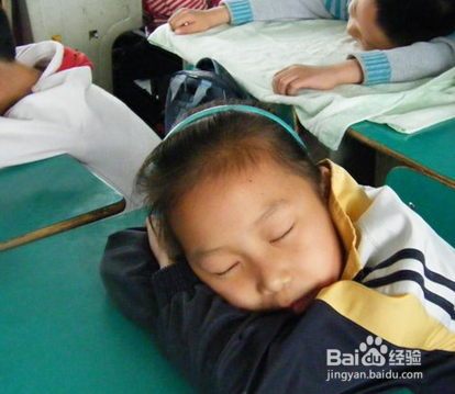 趴桌午睡的坏处