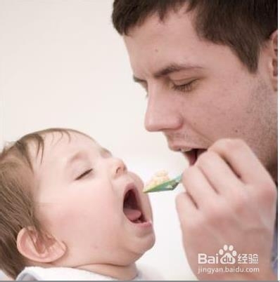 宝宝吃多爱打嗝 喂食别太图快