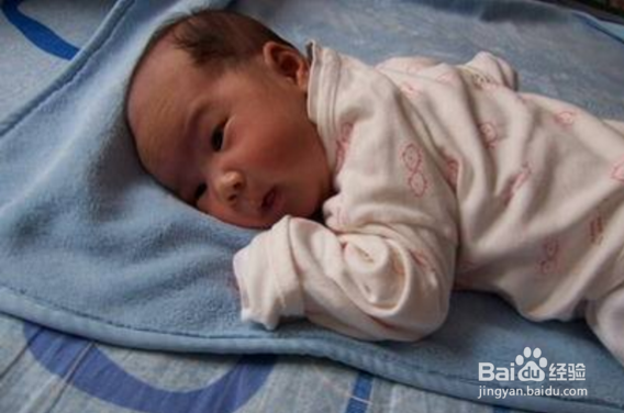 如何锻炼宝宝趴着且翻身更早?