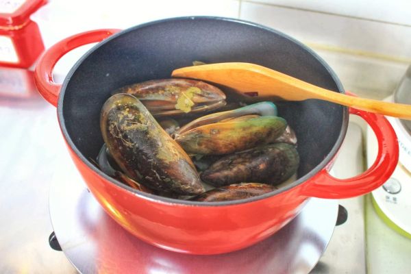 白葡萄酒焗青口