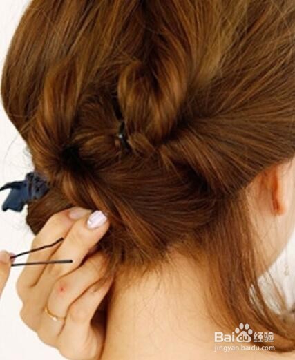 夏季这样盘发 简单清爽又减龄