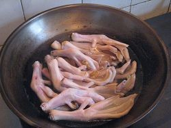 美食辣小鸭中麻辣鸭掌的制作方法