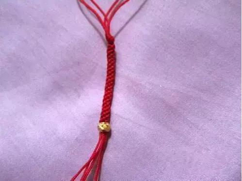 求三个转运珠手链怎样用红绳编