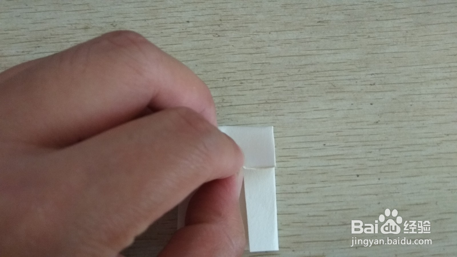 如何用一块正方形的纸做简易的中性笔的支架