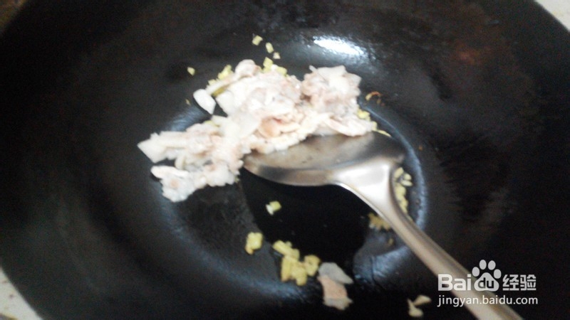 回锅肉片煸豆角的做法。