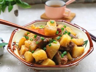 土豆焖排骨怎么做？