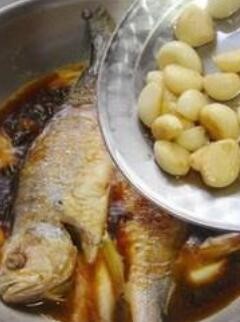 蒜烧黄鱼的做法