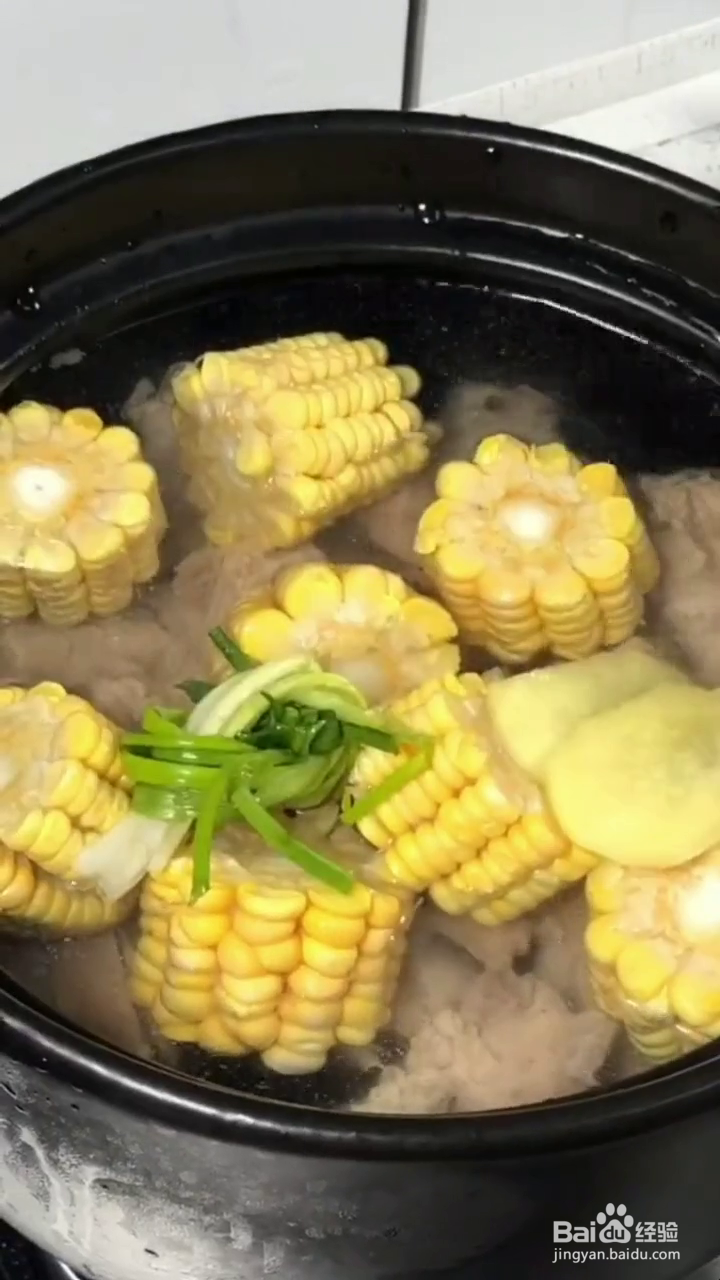 如何制作营养美味的砂锅玉米山药排骨汤?