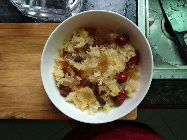 牛奶银耳桃胶羹