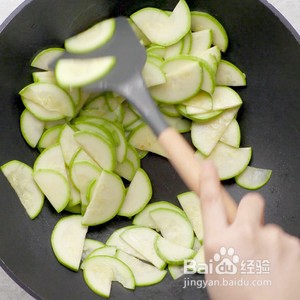 西葫芦炒西红柿的做法？怎么做西葫芦炒西红柿？