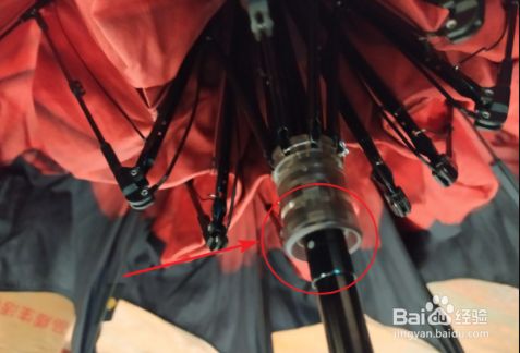 如果碰到雨伞时可以打开但却不能固定的情况,多半应该是固定处的小