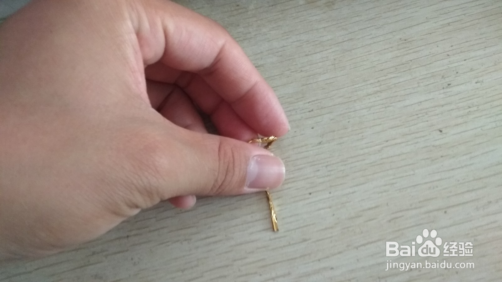 如何用面包袋绑绳和钥匙环做简易的中性笔支架
