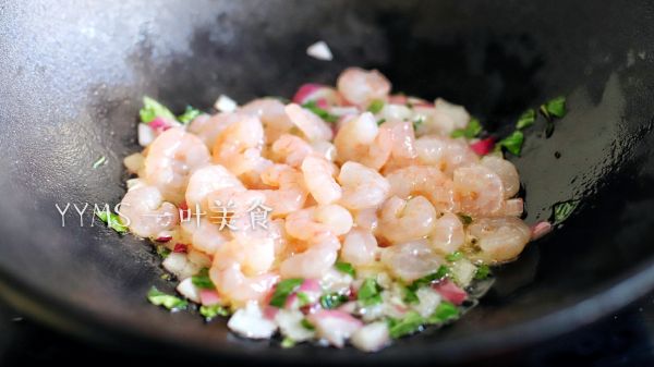 三色藜麦虾仁九层塔炒饭