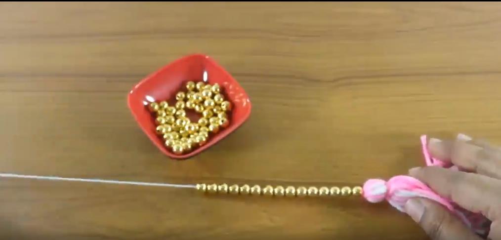 如何用棉签棒和毛线、串珠制作的壁挂？