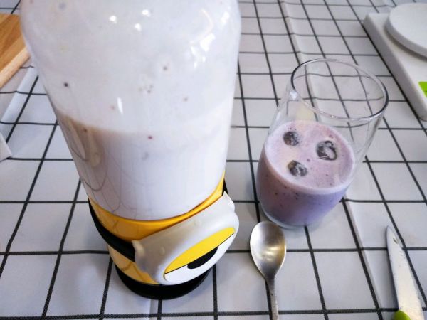 蓝莓香蕉冰奶昔