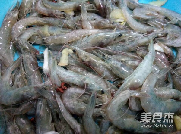 油爆小河虾的做法