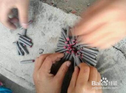 黑蜘蛛鞭炮怎么玩?