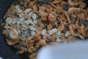 怎么做口感清爽的牛油果紫米酱油炒饭