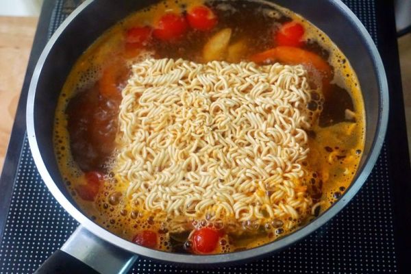 海鲜冬阴功泡面