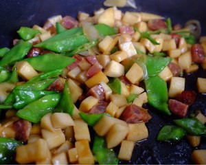 腊肠荷兰豆炒杏鲍菇怎么做好吃？详细教程