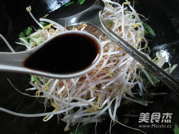 牛肉酱蔬菜炒面