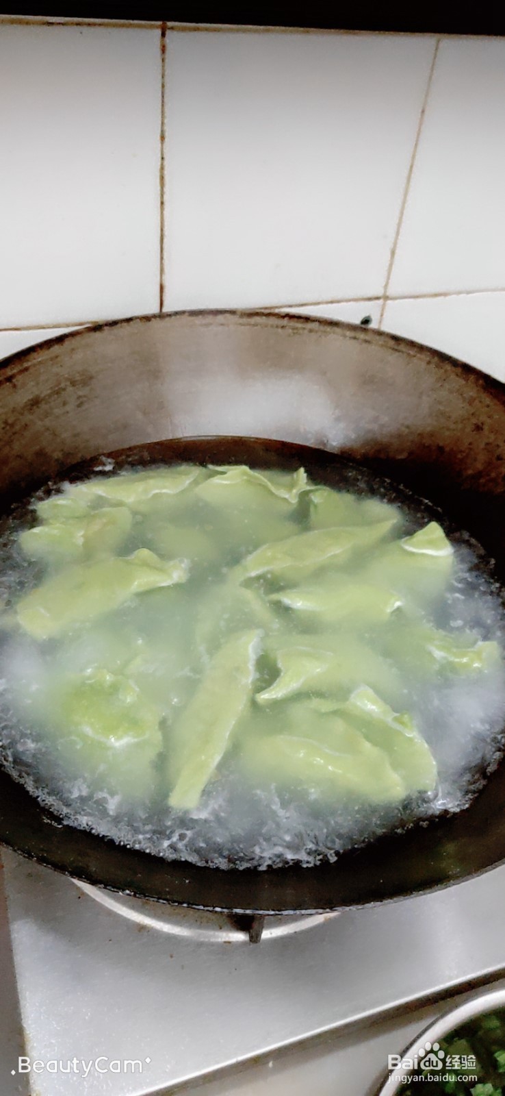 菠菜饺子皮和猪肉韭菜馅的饺子做法