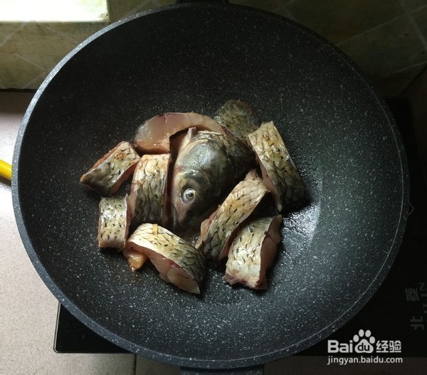 泡菜儿烧草鱼的做法