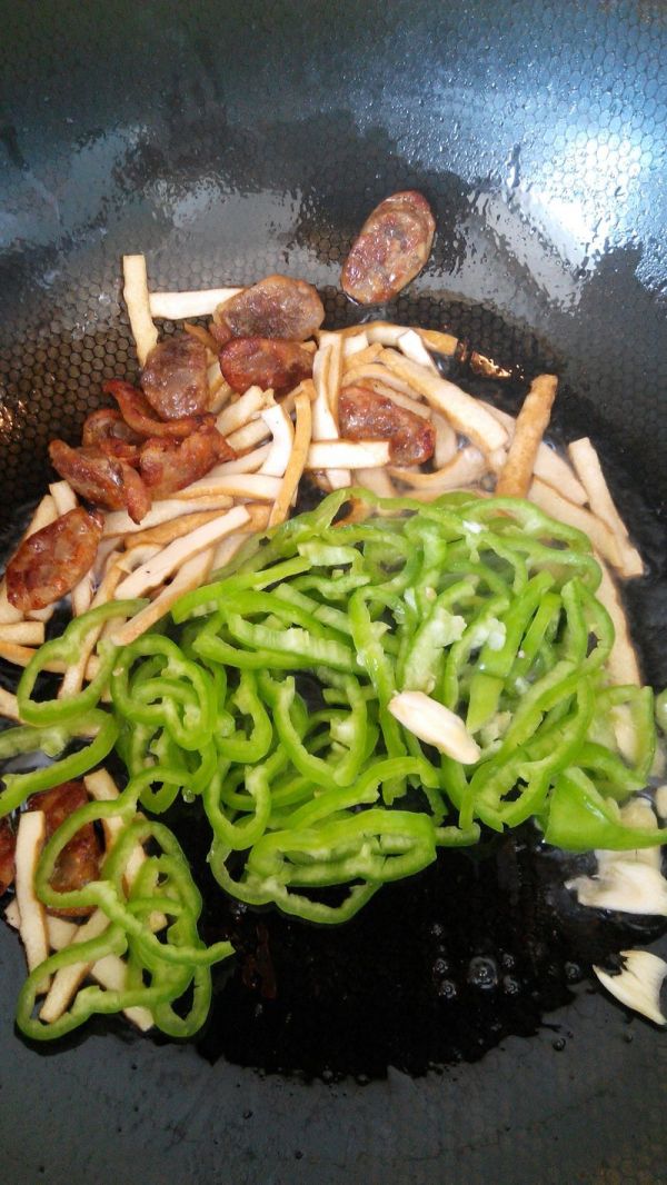 青椒香干炒腊肠
