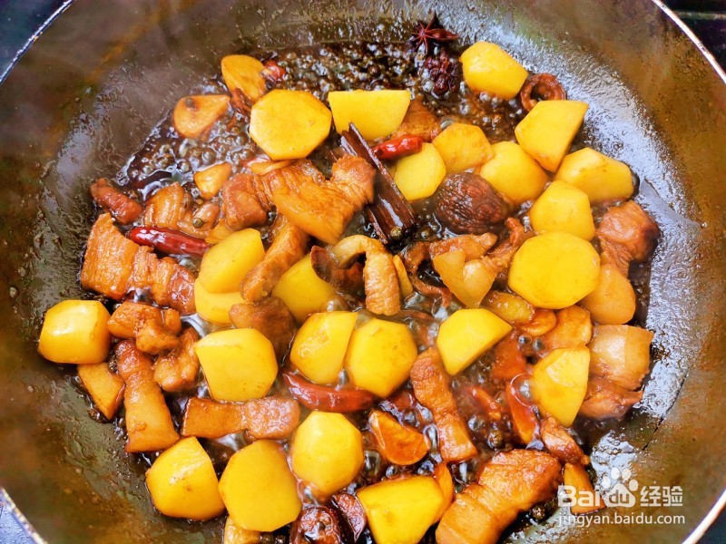 五花肉炖土豆的做法