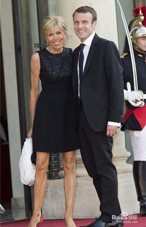 最年轻法国总统+比他大24岁的妻子，大写的服！
