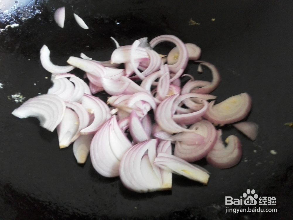 鸡蛋炒洋葱如何做(家常快速圆葱和鸡蛋怎样炒)