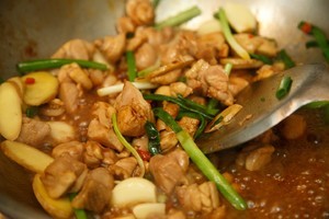 板栗烧鸡的做法