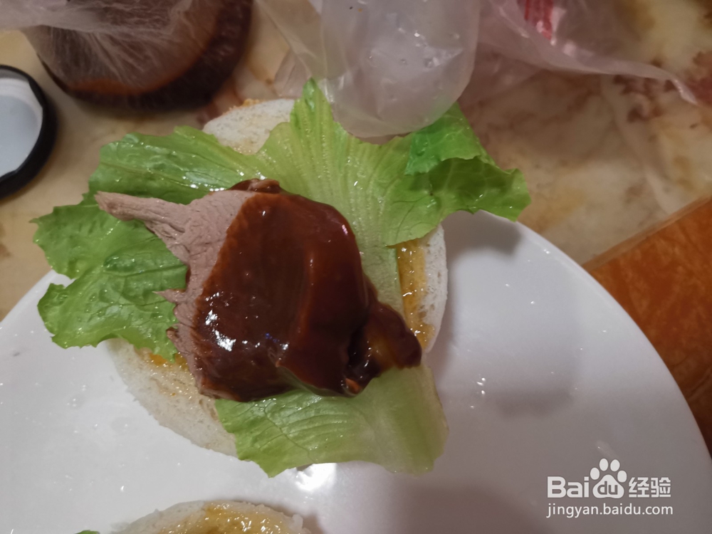 中式汉堡馒头果酱甜面酱夹鸭肉